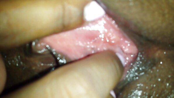 两个热屁股的婊子在彼此之上，使用他们的性玩具