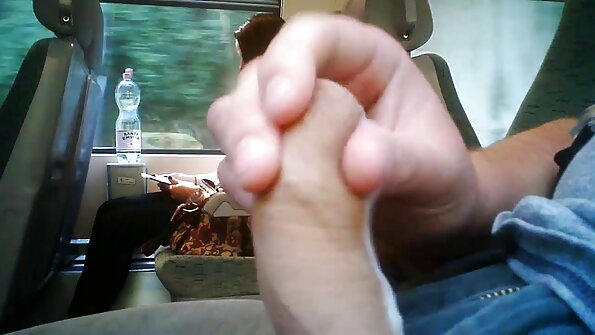 两个女孩在狂欢，她们被舔和性交