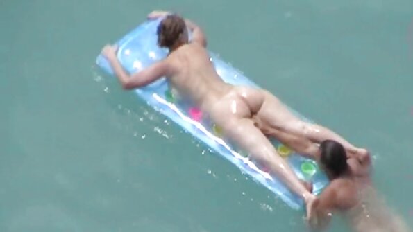 两个女孩在浴室里做一些猫剪