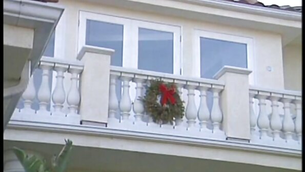 两个漂亮的拉丁美女在三人行中性交