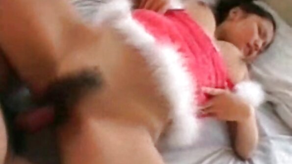 两位女士将她们可爱的身体放在一起做爱