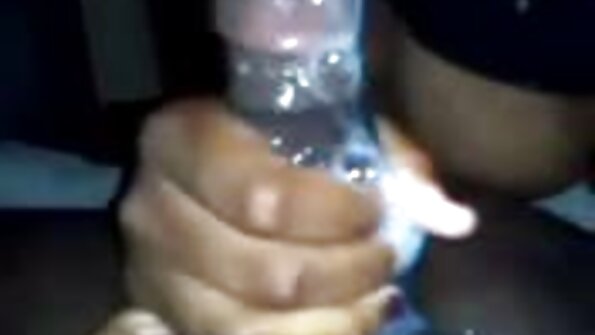 白人男子在镜头前将黑人宝贝钉在她的屁股上