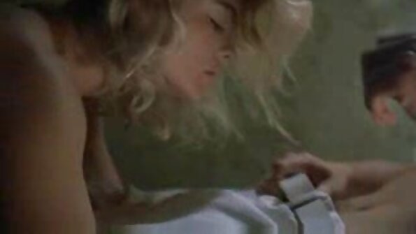 屁股厚的女人在镜头前把她甩在后面