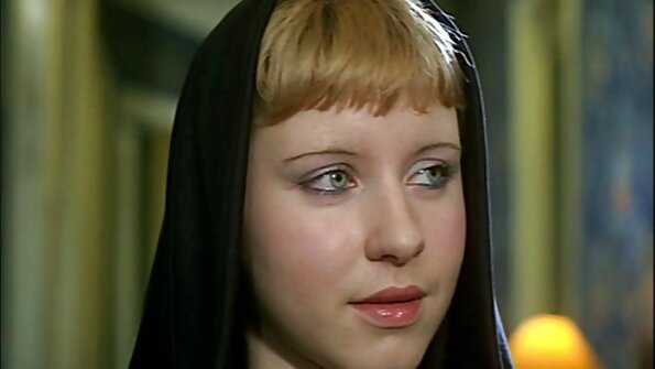 身着红色渔网的年轻亚洲宝贝通过性爱庆祝圣诞节