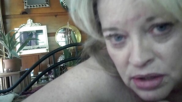 拥有美丽身材的红发女郎摆脱了继兄弟的性饥饿