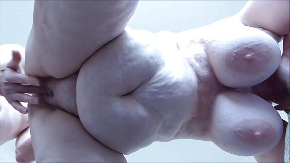 瘦小妞厌倦了工作，所以引诱她的同事做爱