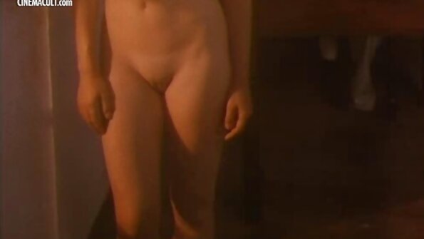 苗条的青少年享受性感按摩后的大公鸡