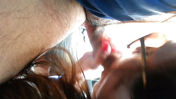 青少年 gal 在这个 POV 场景中骑着大啄木鸟