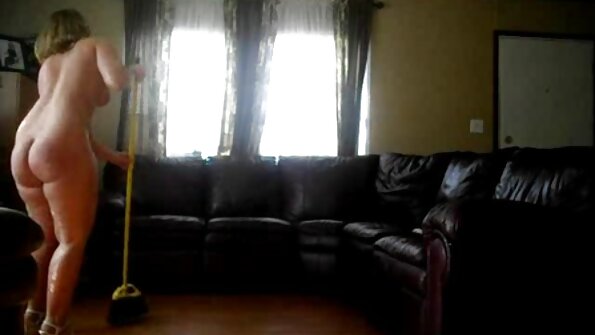 被束缚和无助的黛西·斯通被操在屁股上