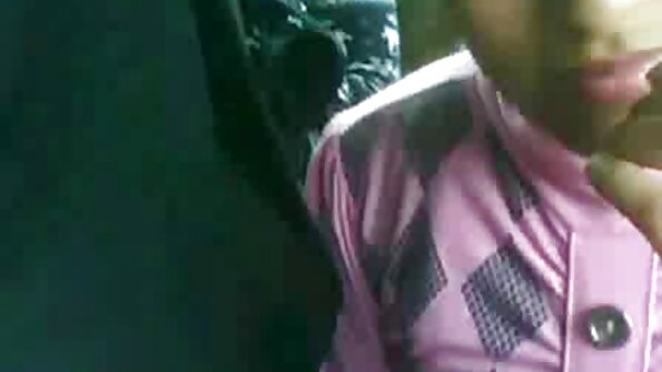 紧身金发女郎必须在铸造沙发上收到大公鸡