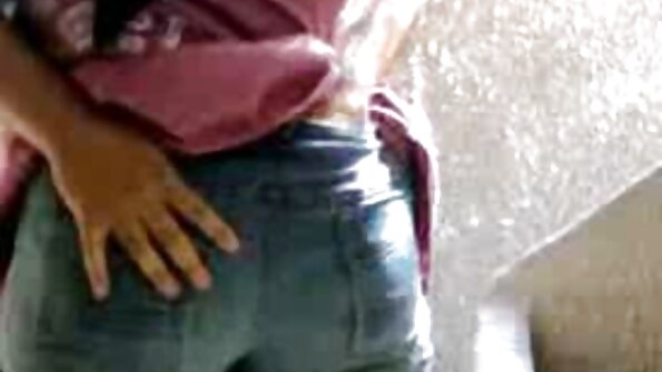 两个漂亮的金发女郎独自一人，非常兰色