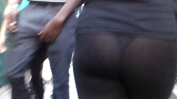 两个小鸡和两个螺柱正在举行四人性爱派对