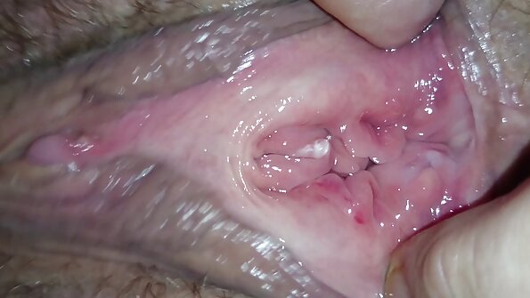 两个喜欢骑公鸡的女孩被这个小伙子轮奸了