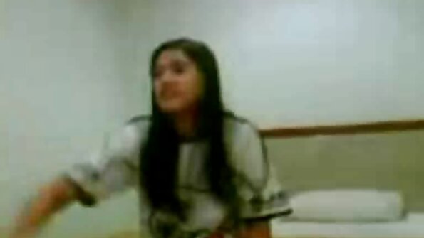 两个人在三人行中对金发女郎做他们喜欢的事情