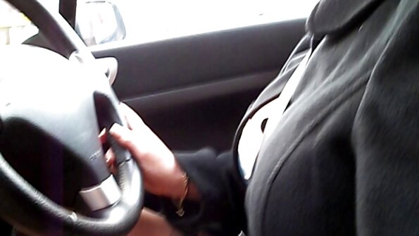 两个热辣的金发女郎因为他们的普通人而变得饥渴