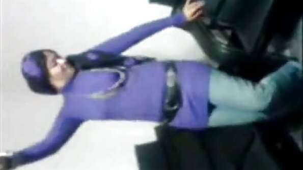 两个人在泳池边享受陪伴