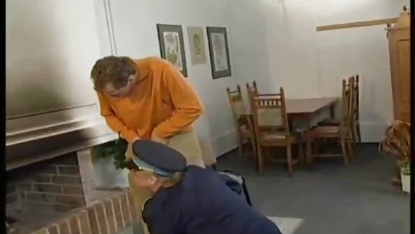 两个性感变态辣妹在三人行，骑着大硬鸡巴