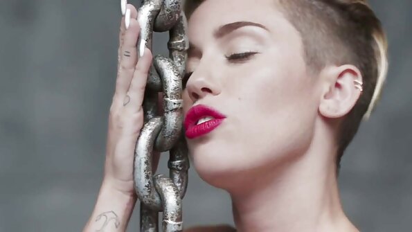 退伍军人的硬刺探查弯曲的花痴金发