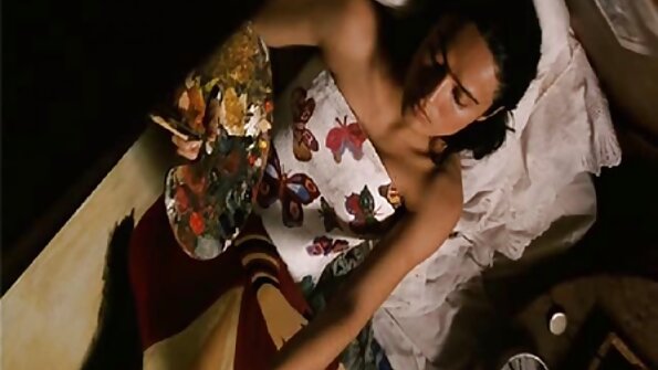 顽皮的宝贝们在他们的女同性恋游戏中添加了食物