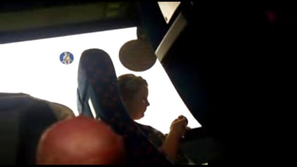 穿着内衣的色情明星用透明的假阳具愚弄