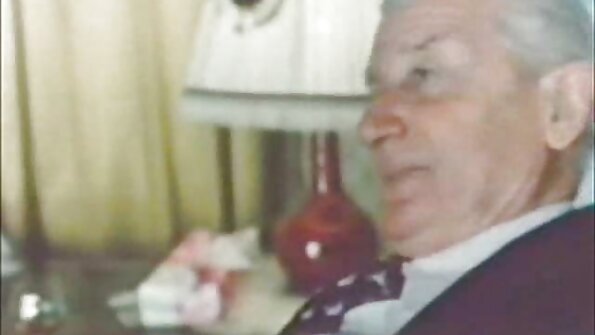 漂亮的日本女孩在后座玩紫色振动器