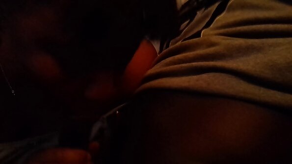 漂亮的网络摄像头模特在床上互相满足