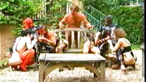 瘦小可爱是性爱女神在床上操她的男人