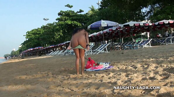 顺从的小妞吹主人的鸡巴，然后她就被操了