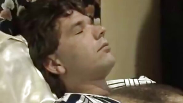 甜蜜的金发小鸡燕子在铸造沙发上撒娇