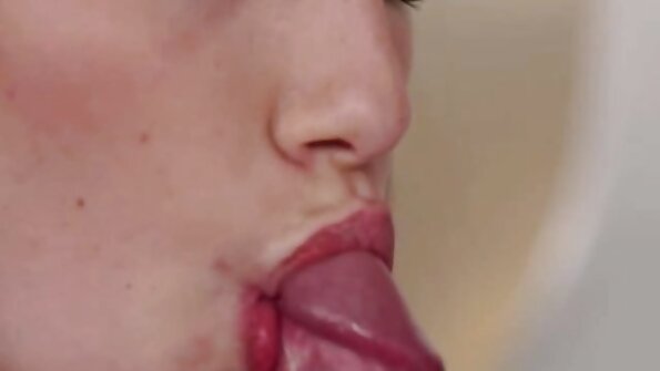 桌子是匈牙利金发女郎自慰阴户的好地方