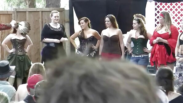 晒黑的婊子扮演精英妓女的角色