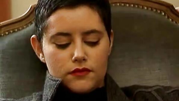 纹身的 Vyxen Steel 吮吸那个操她屁股的鸡巴