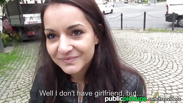 黑头发的青少年渴望在她的屁股上有一个黑色的大啄木鸟