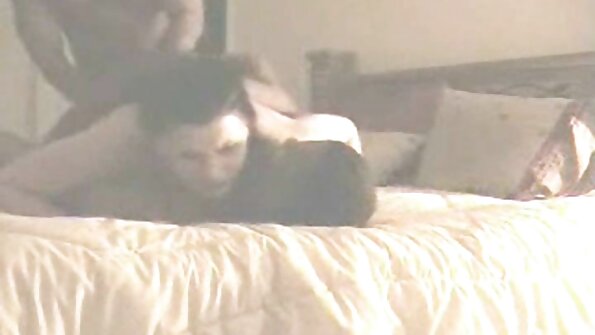 这个顽皮的小女孩在户外吹了很多帅哥