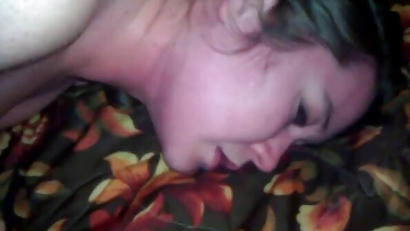 三个女孩和一个男人在花园里的枕头上四人组