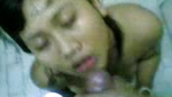 三人行在一个小浴室里，有一个热辣的青少年荡妇