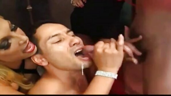 两只小鸡正在和一个有大公鸡的家伙做性感的事情