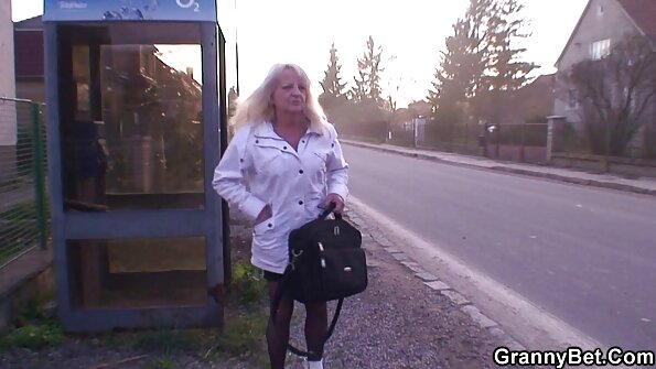 两个女孩在这个房间里和两个好色的家伙四人组