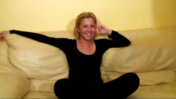 两个女孩把腿放在脑后炫耀自己的阴部