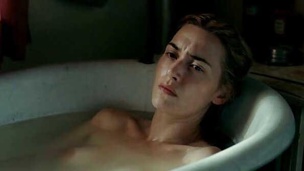 两个女孩炫耀自己的阴户，然后互相舔