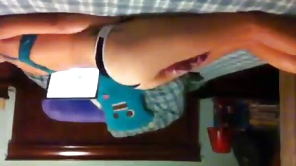 两个喜欢舔阴部的女孩在热辣的三人行中这样做