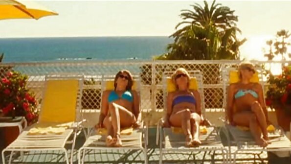 两个女孩在卧室里用性感的方式互相崇拜