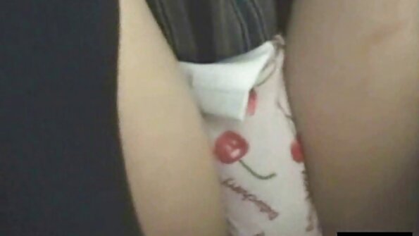 两个热辣的大学宝贝正在热辣的女同性恋