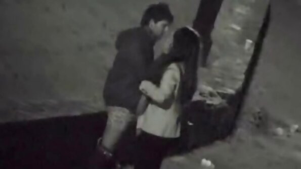 两个性感的海盗女士对床上的男人表演淫荡的事情