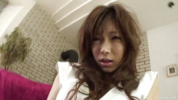 两个放荡的女同性恋者在 69 位置上彼此重叠