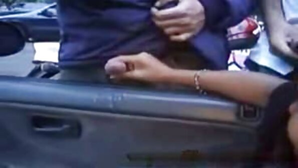 两个女人在火前互相拥抱和照顾