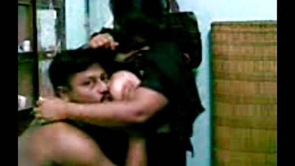 当队友离开时，啦啦队长被运动员操