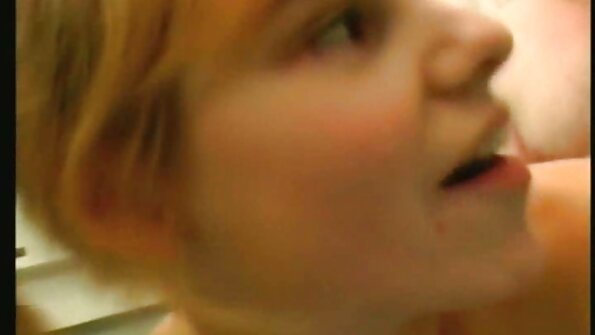 白人和黑人女孩不问不必要的问题和驼峰