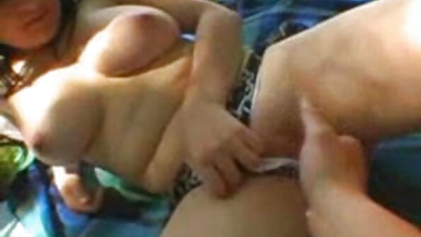 东方女孩在床上遇见黑人，共度快乐时光