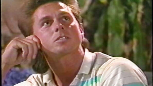 完美的身体青少年宝贝在一个鸡巴和骑色情